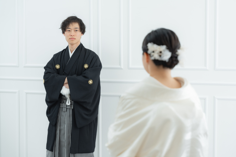 凛と構える新郎と見守る新婦の眼差し