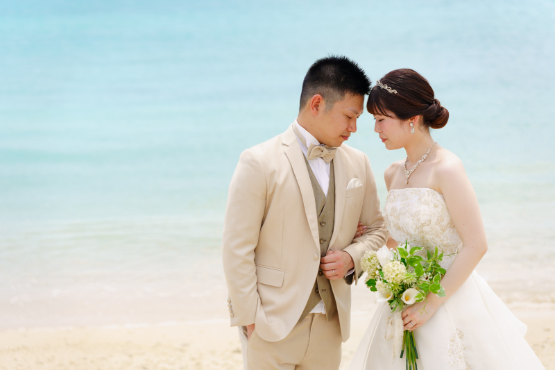 青い海からグリーンエリア、華やかなスタジオまで。おふたりの表情を切り取った一日