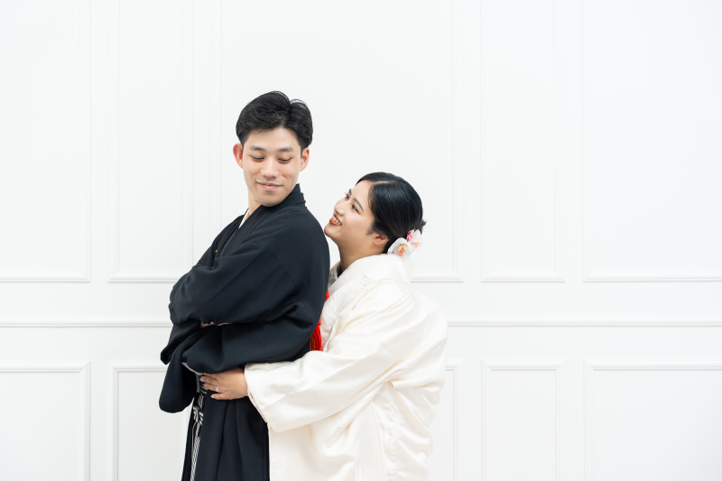 新婦様が後ろからそっと抱きつく可愛らしい一枚です