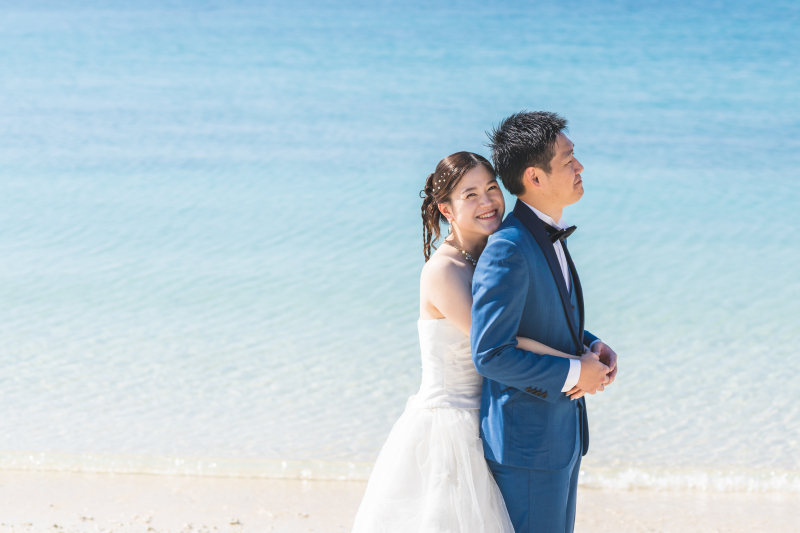 青い海を背景に寄り添う、おふたりの特別な瞬間も！