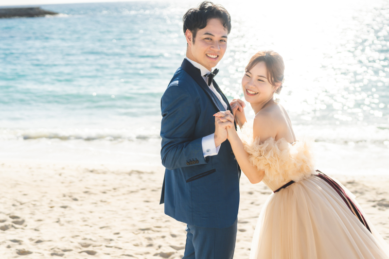 向き合う視線、ぎゅっと繋いだ手が物語る特別な絆。