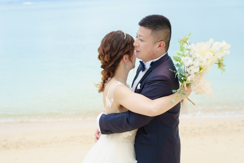 波音に溶け込む二人の幸せ空間