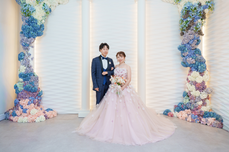 華やかな花々に囲まれた上質なスタジオでの1枚