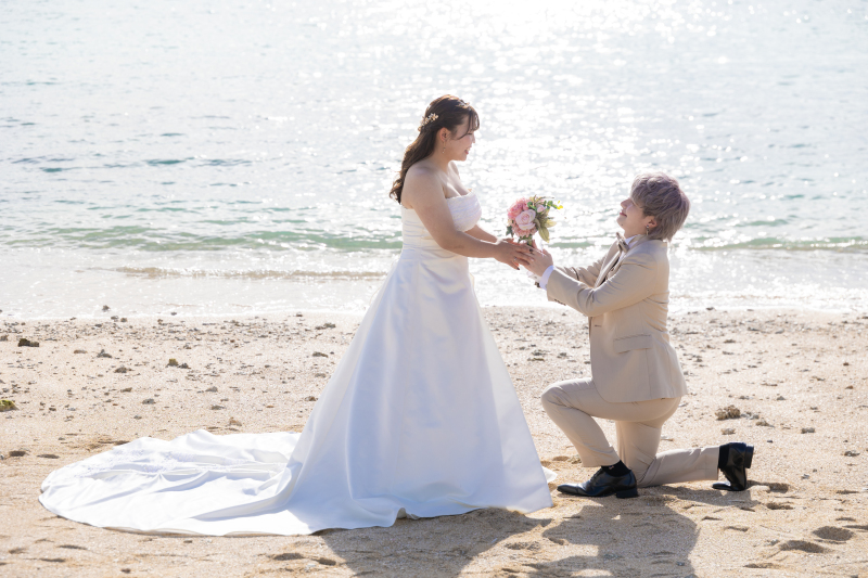 海辺でのサプライズプロポーズ風ショット