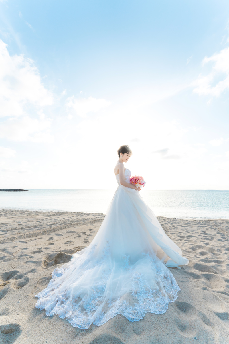 海をバックにソロ撮影