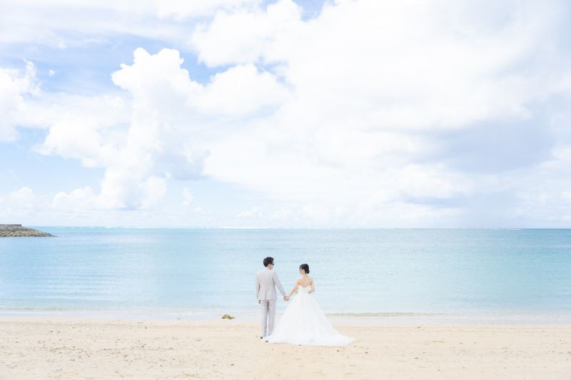 誰もいないビーチでたしかな一歩を二人合わせて進む