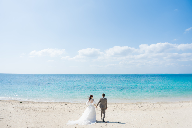 水平線へと続くバージンロード。手を取り歩む浜の道