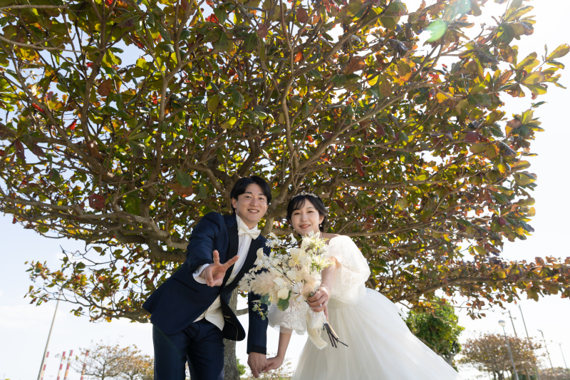 木漏れ日の下でピースしてはじける笑顔はまぶしい！