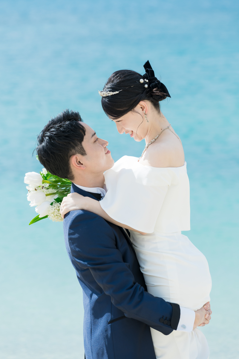 見つめ合うおふたりの抱っこショット！