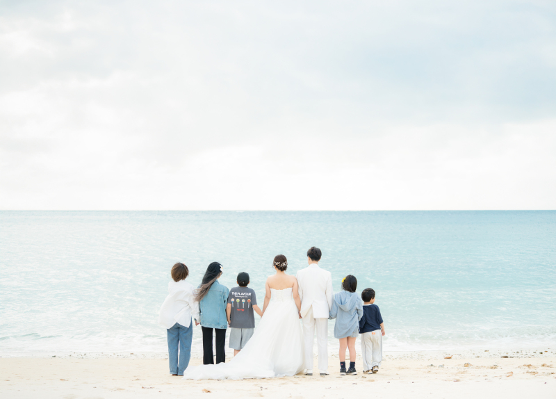 大切なご家族と一緒に。海へ向かう後ろ姿