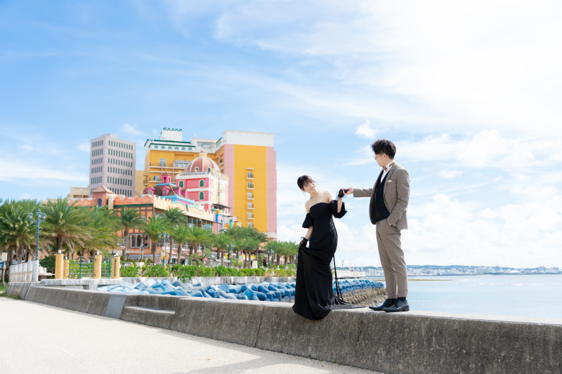 陽光が降り注ぐ街角。色鮮やかな景色を背にして歩む