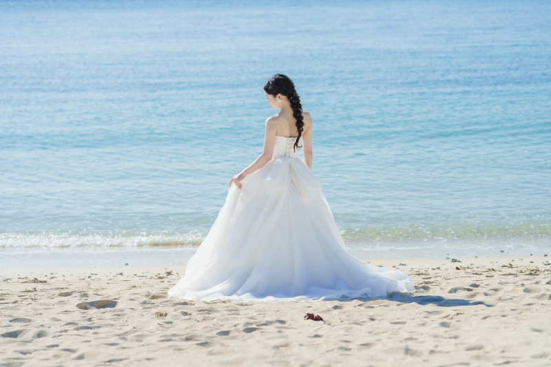 青い海と白いドレスが織りなす沖縄ならではの景色