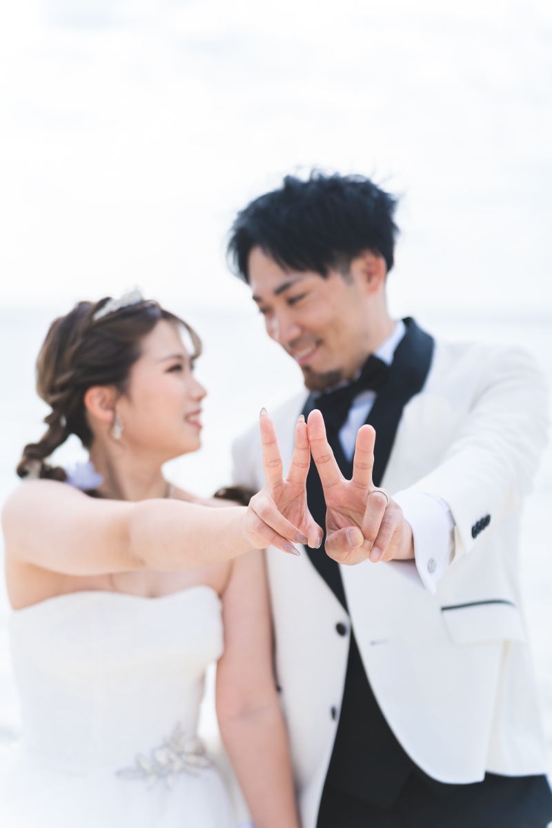 ピースサインがかわいい!トレンド感あるショットも
