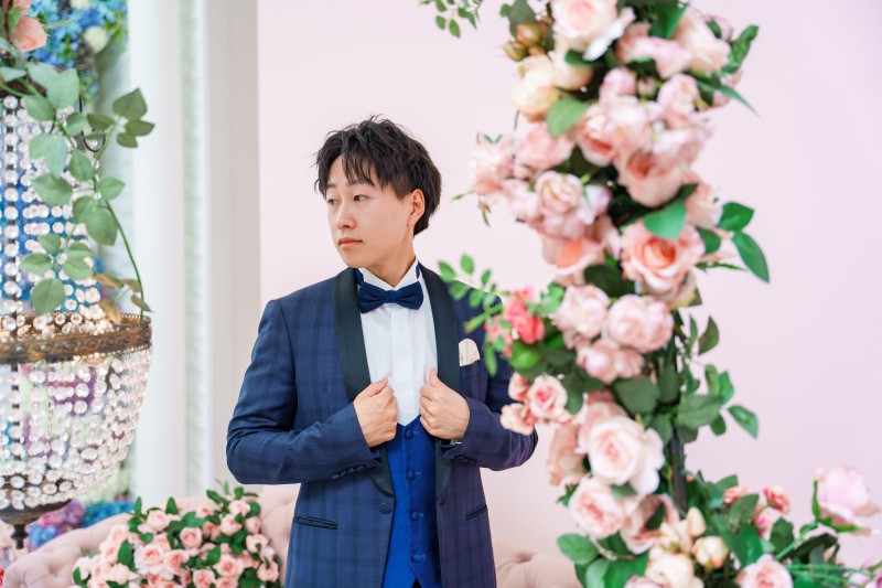 柔らかな光と花に包まれた上質な新郎ソロカット