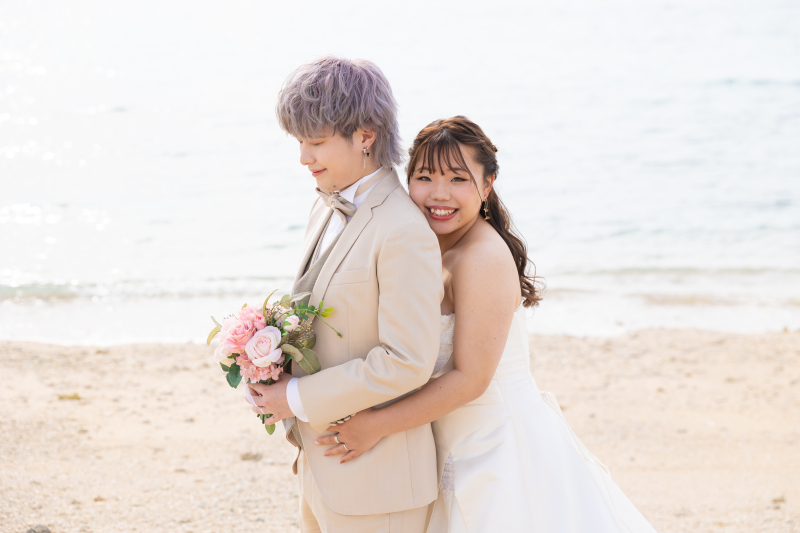 寄り添う姿が愛おしい海辺ショット