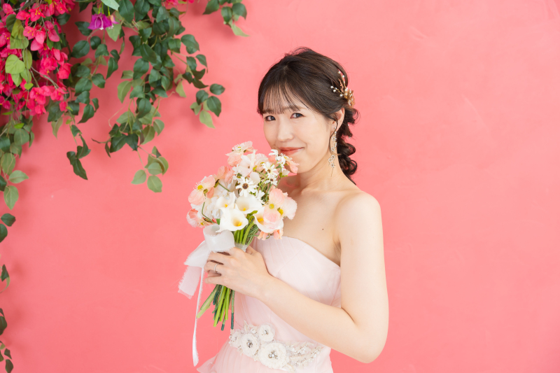 ブーケを手に。花嫁を彩るスタジオフォト♪