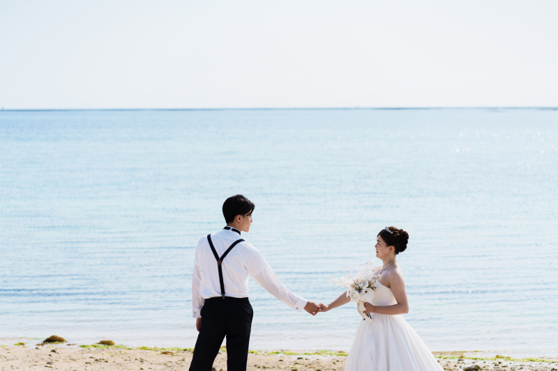 凪いだ海を背に寄り添って。心で語り合う穏やかな時