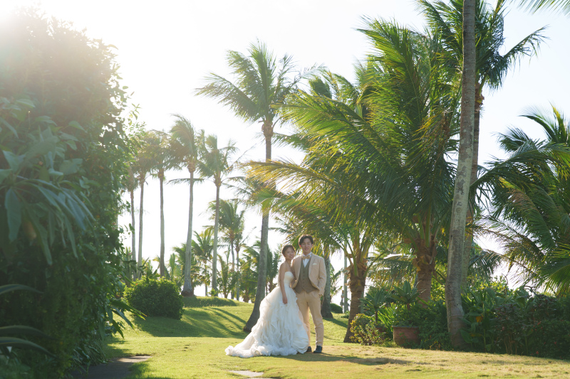 太陽とヤシの木に守られ南国の自然を感じるおふたり
