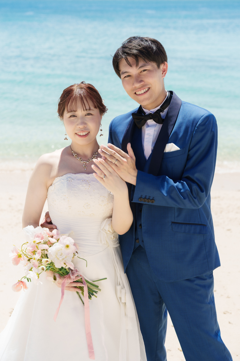 溢れ出す幸の笑顔。海を背に輝く、ありのままの二人