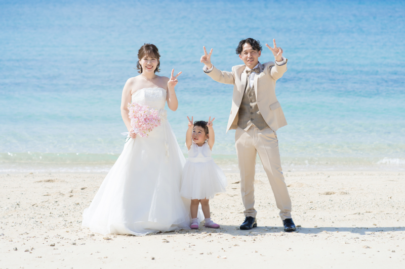 青い海を前に家族みんなで元気いっぱいのピース!!
