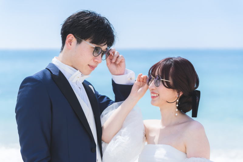かわいらしいヘアにも注目！沖縄のビーチと彩り豊かなスタジオでウェディングフォト
