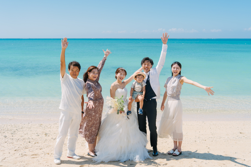 大好きな家族みんなで、ハイサイ沖縄ポーズ!