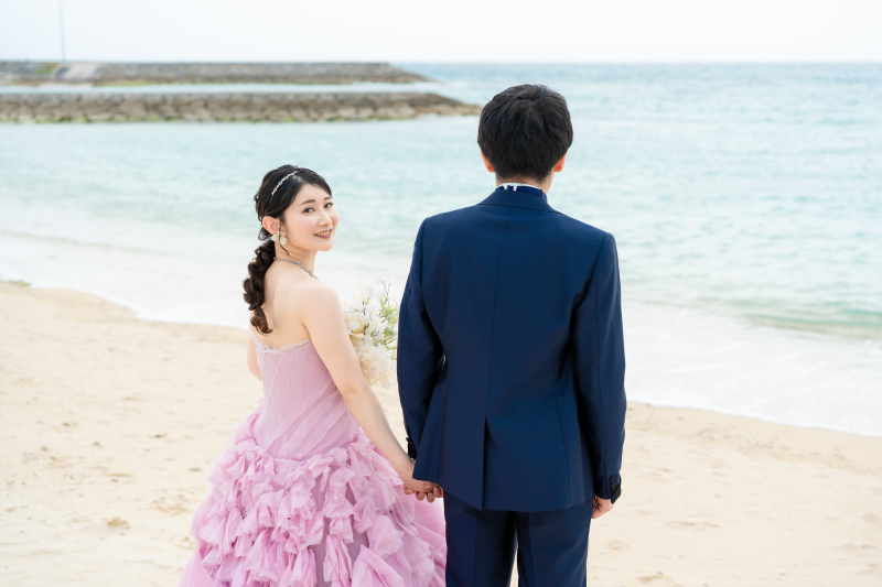 沖縄の海を背に、ふたりの撮影がスタート