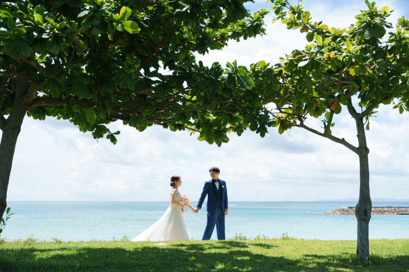 木陰に揺れる優しい光。風を感じながら手を取り合う