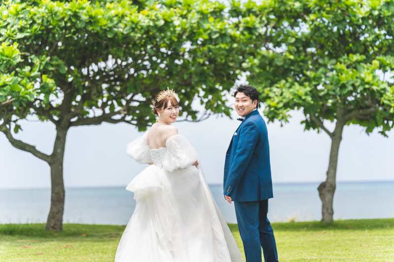 始まりは自然体の笑顔あふれる、緑の中でのショット