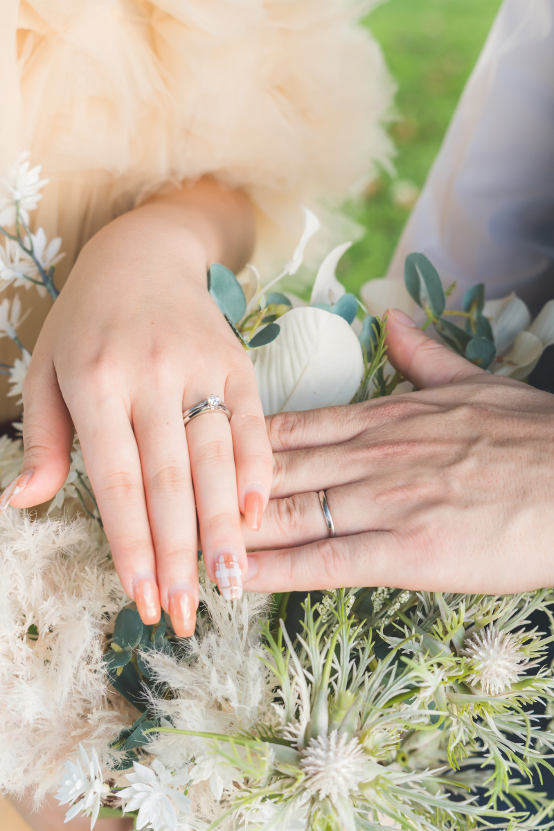 重ねた指先に宿る、永遠の誓いと輝きを美しく残して