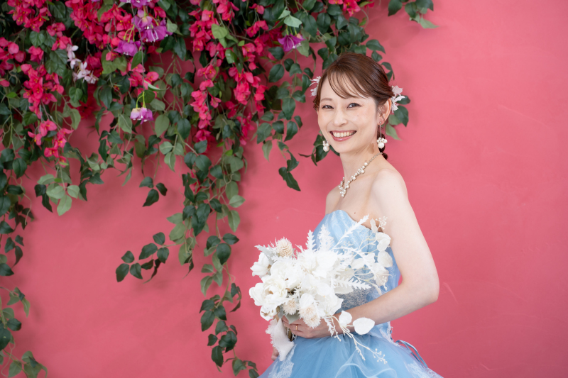 まずはブーゲンビリアのスタジオで華やかショット