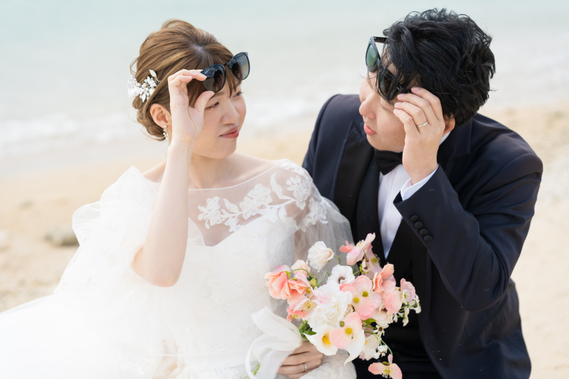 笑顔がこぼれる瞬間!サングラス越しの見つめ合い♡