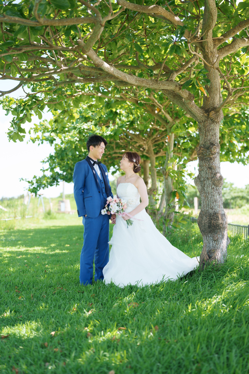 木陰で見つめ合う。自然の息吹に包まれる穏やかな時