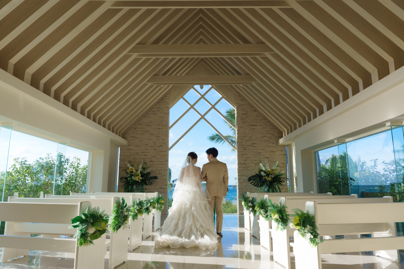 天高き光の空間。蒼へと続くバージンロードを歩んで