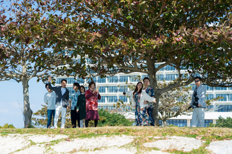 木陰から送る温かなエール。親の愛に見守られる幸せ