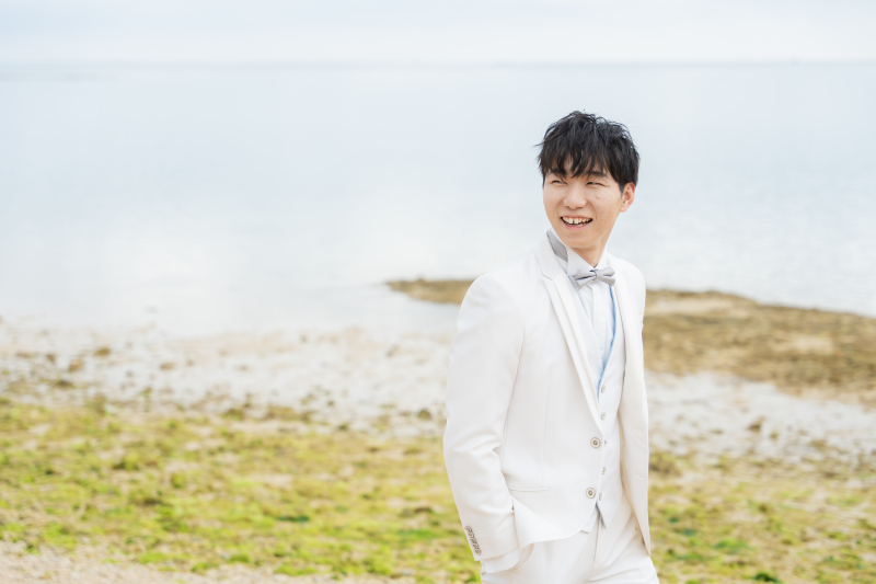 蒼の世界に映える白。爽やかな風を感じて、凛と佇む