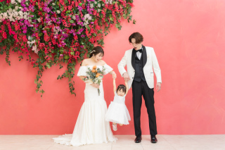 スタジオからビーチまで笑顔全開！パパママと楽しむファミリーフォトウェディング