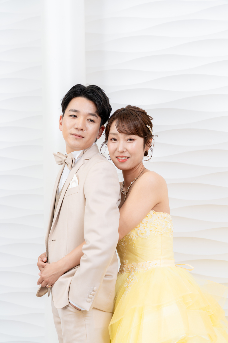 新婦様が後ろから優しく抱きつく素敵なショットです