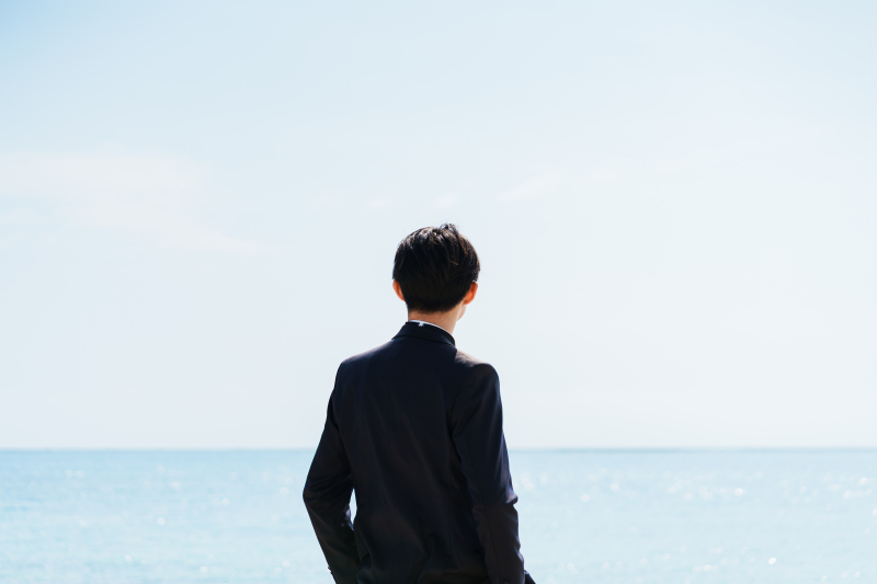 水平線彼方へ馳せる想い。海を見つめる凛とした背中