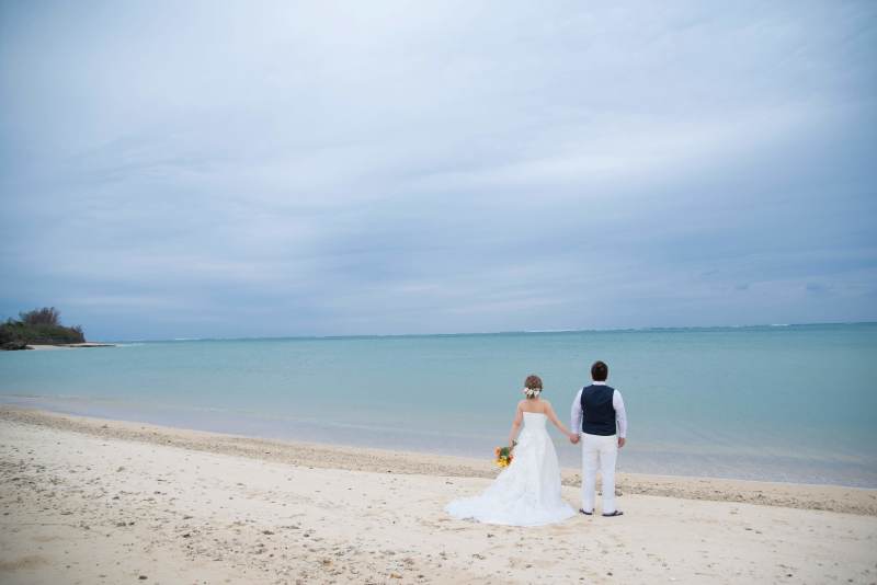 手を取り合って