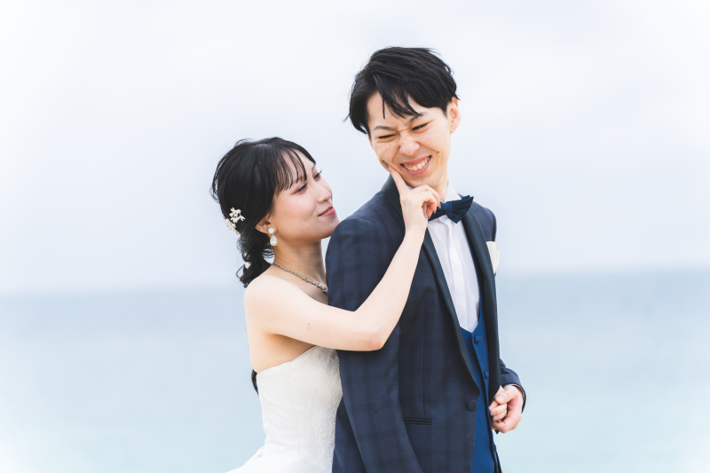 ほっぺをツンとするおちゃめな一枚