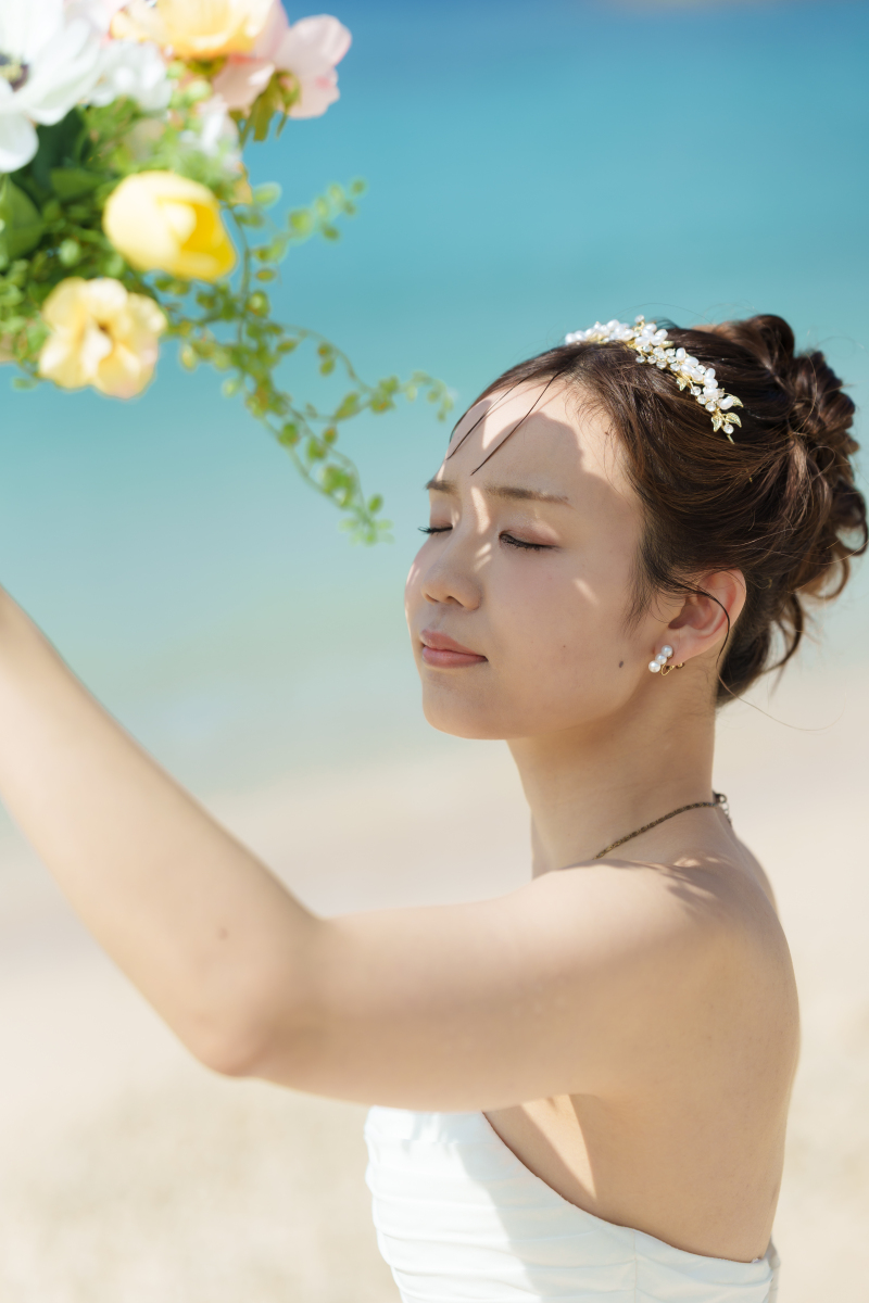 柔らかな光を全身に浴びる新婦様の美しいソロカット