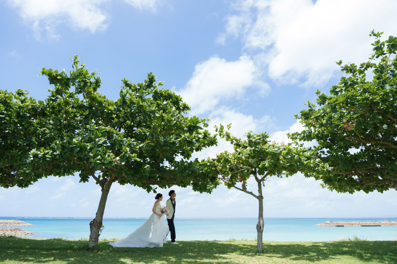 木陰越しにのぞく南国ブルーのビーチにうっとりする