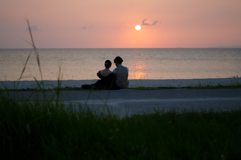 夕日を背景に寄り添うふたり