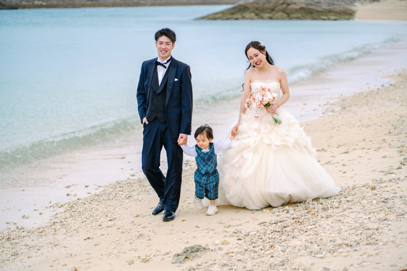 砂浜を歩く家族の足あと♪