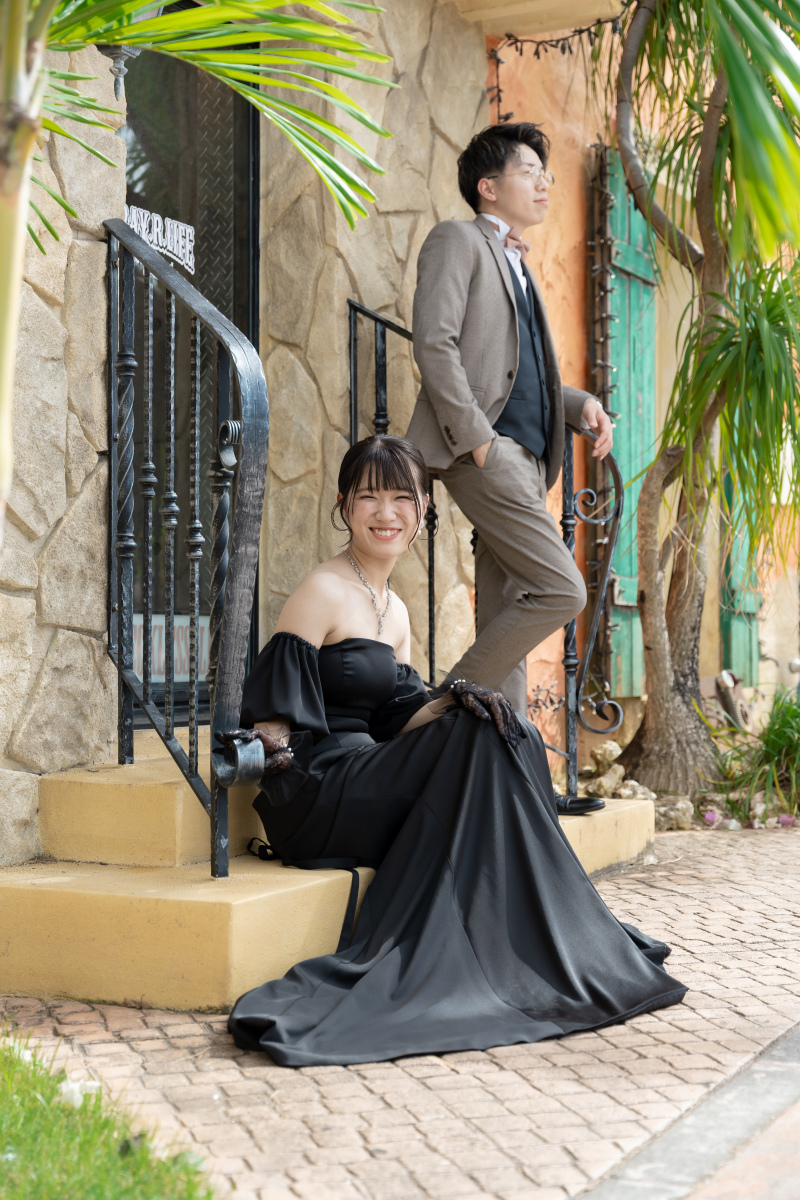 賑やかな異国の空気感。明るい日差しの中で寄り添う