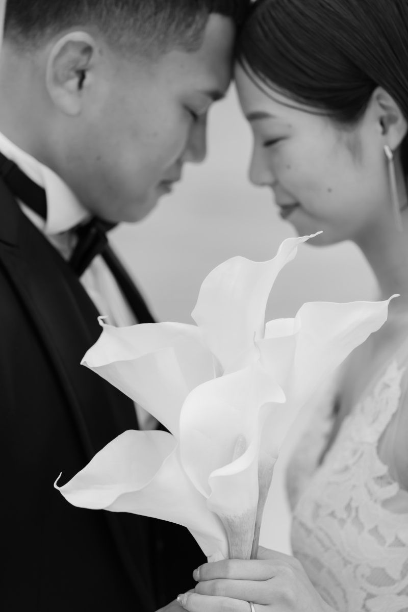 モノクロが際立たせる、おふたりだけの特別な距離感