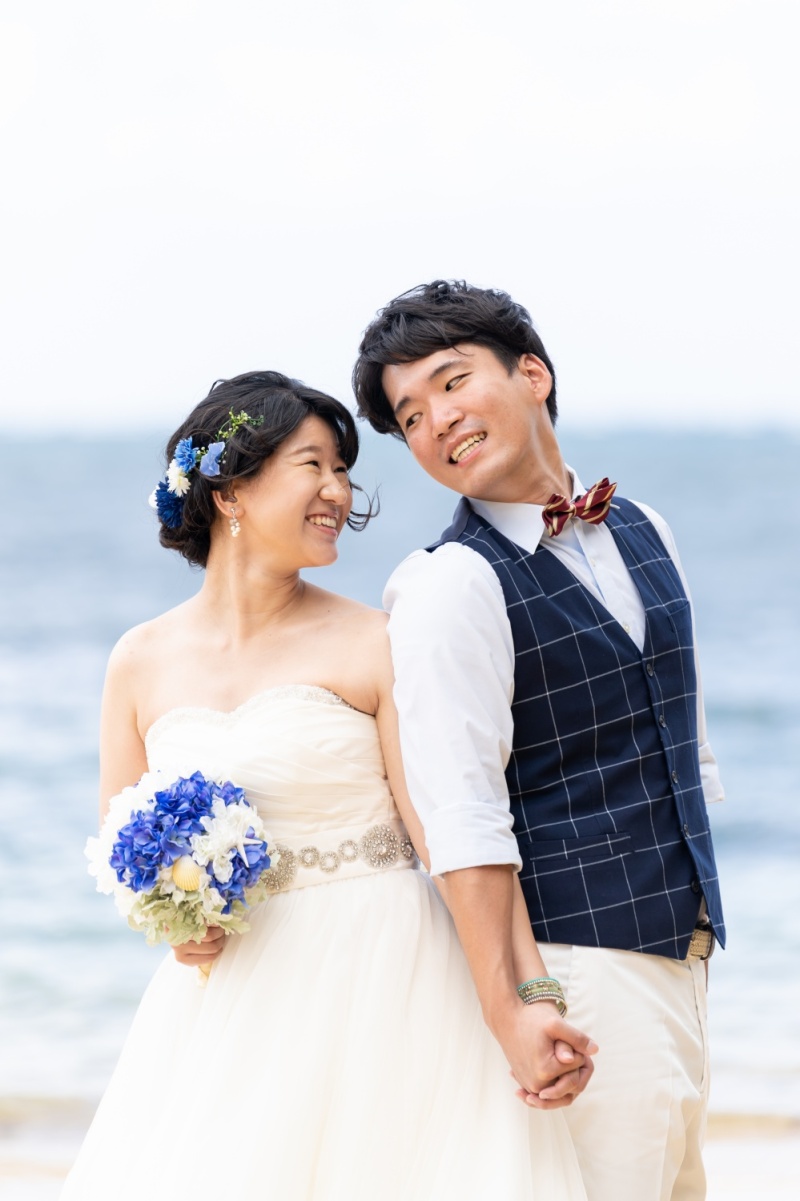 しっかりと手を握り合って