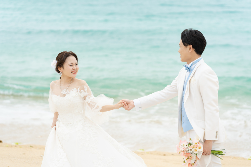 海を背にして。手を取り合い、見つめ合う穏やかな時