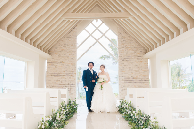 光に満ちた、厳かなバージンロード